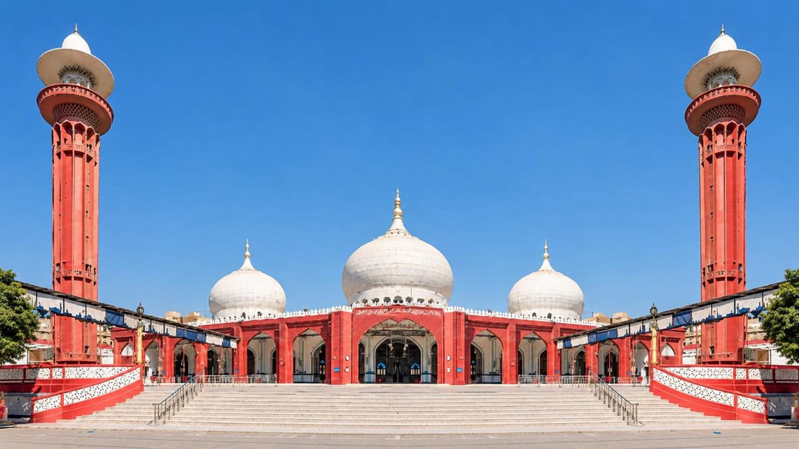 Darul Uloom Memon facade with minarets